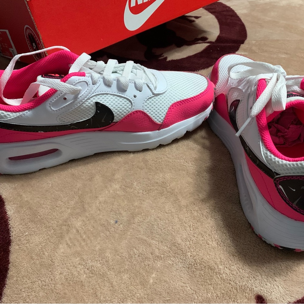 Nike - Picture 2 of 4
